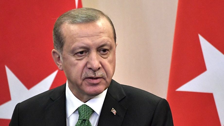 Президент Турции Тайип Эрдоган выступил на внеочередном съезде правящей Партии справедливости и развития (ПСР).