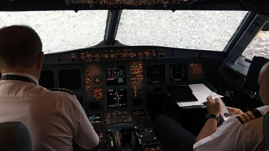 Пилот из Украины смог посадить самолёт с разбитым стеклом и при отсутствии видимости