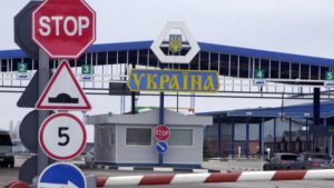 На границе Крыма машины в очереди стоят от 10 часов