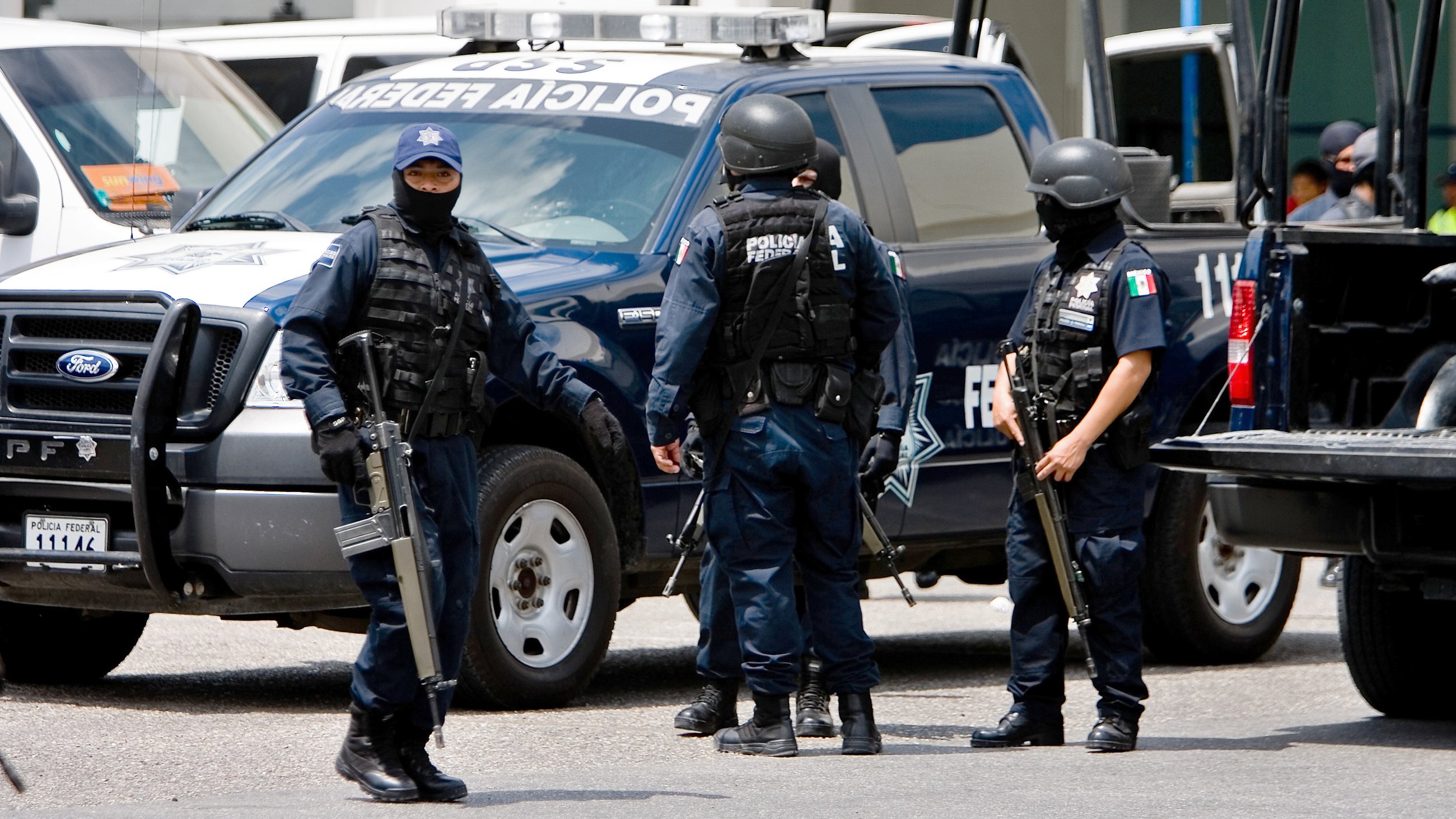 Нападение запада. Полиция Федерал Мексика. Федеральная полиция Мексики. Полиция Мехико. Нарковойна в Мексике Федеральная полиция.