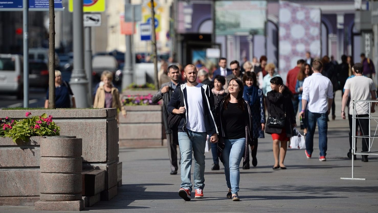 Люди на улицах Москвы