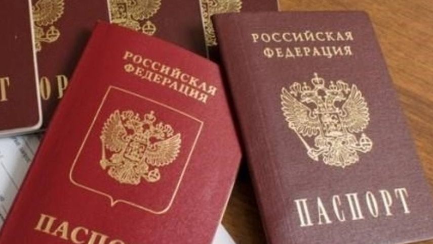 С российскими паспортами