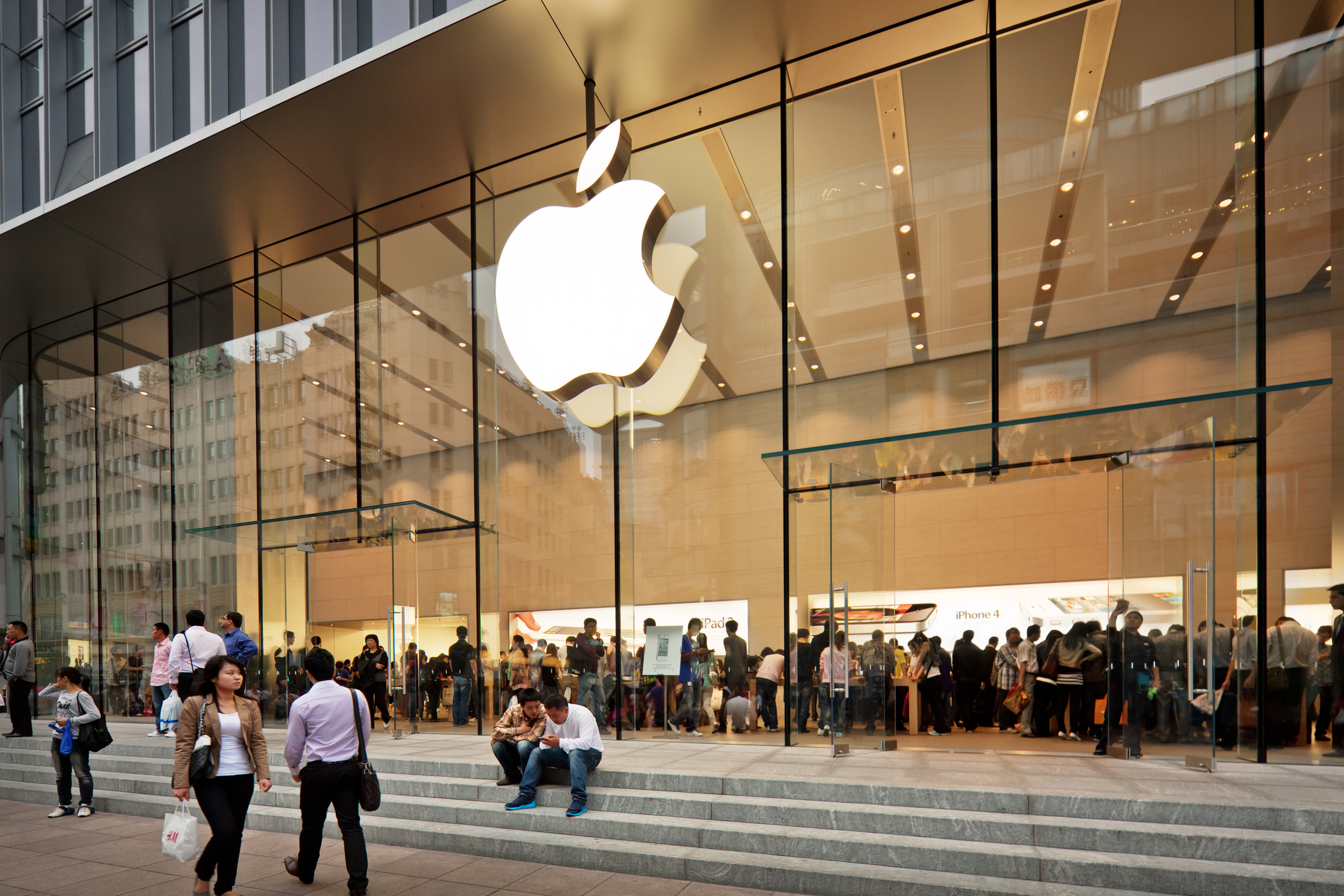 Apple wiki. Корпорация Эппл. Apple Store Шанхай. Apple Store 2023. Apple Store 2021.