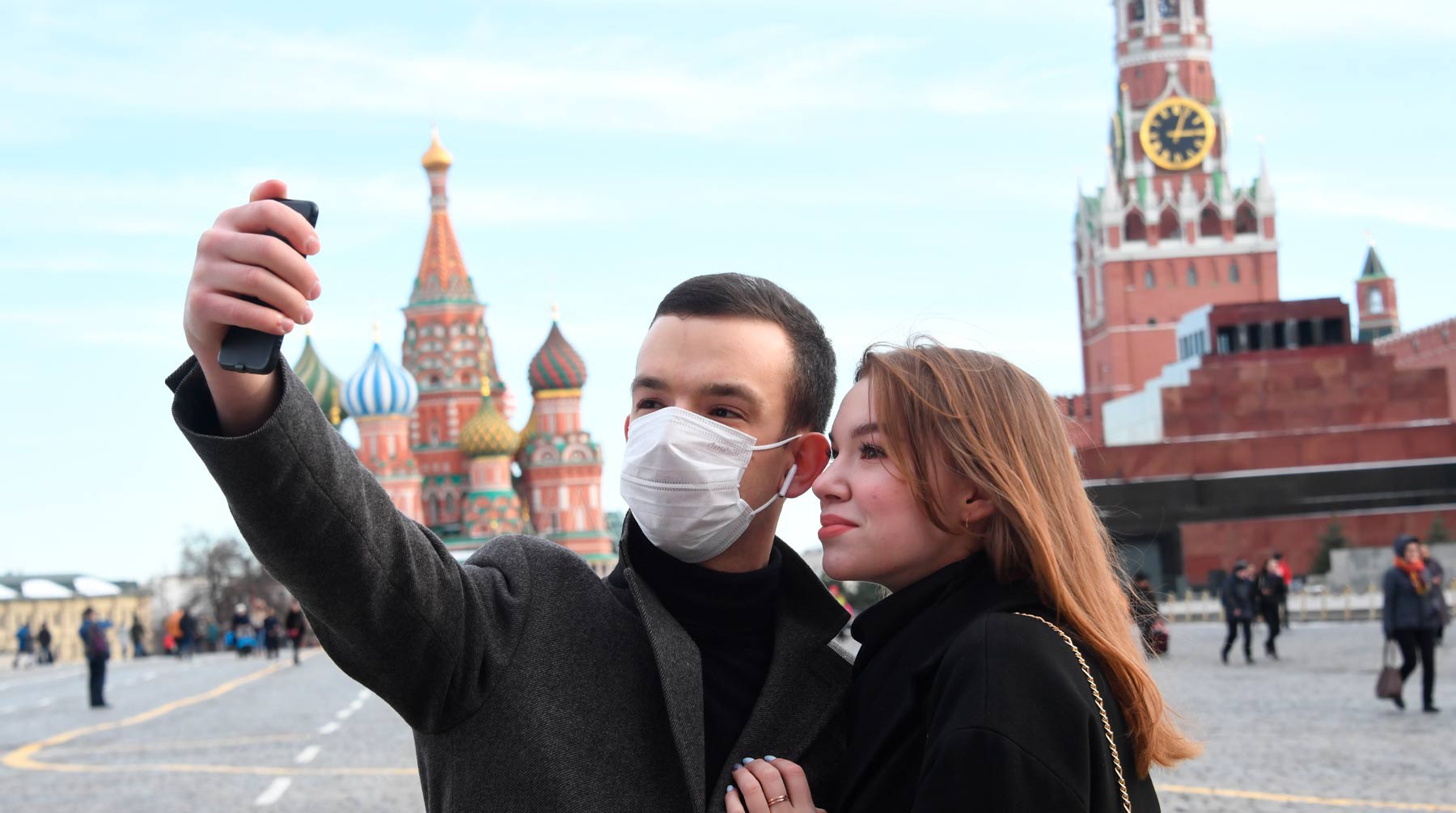 Жителей который также был в. Москва люди. Люди в масках на красной площади. Москва красная площадь люди. Люди в масках Москва.