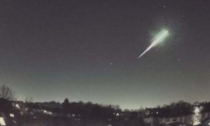 падение метеорита в небе над северной Европой и Великобританиейитанией