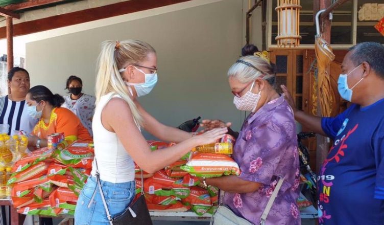 Российские волонтеры получили награды в Таиланде за поддержку сограждан во время пандемии