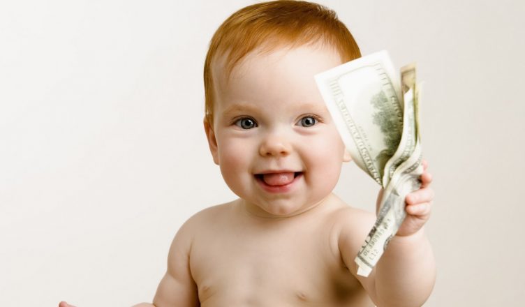Исследование показало: дополнительные деньги для малообеспеченных матерей положительно влияют на мозг ребенка