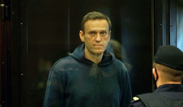 Навальный отказался признавать вину по двум пунктам обвинения