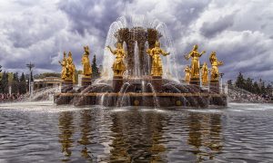 Жители и гости Москвы могут полюбоваться работой фонтанов