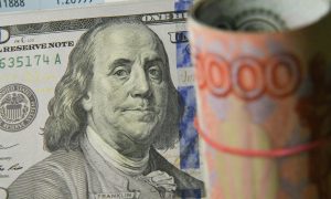 Остались доллары и евро? Совет россиянам от экономиста