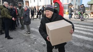 Гуманитарную помощь из России получают люди в ВолчанскеГуманитарную помощь из России получают люди в Волчанске