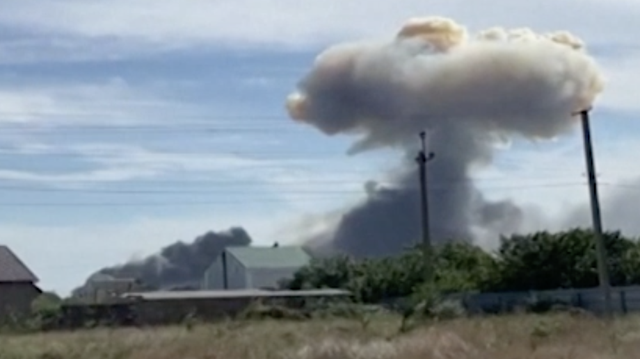 На военном аэродроме в Крыму прогремели взрывы. Есть погибший