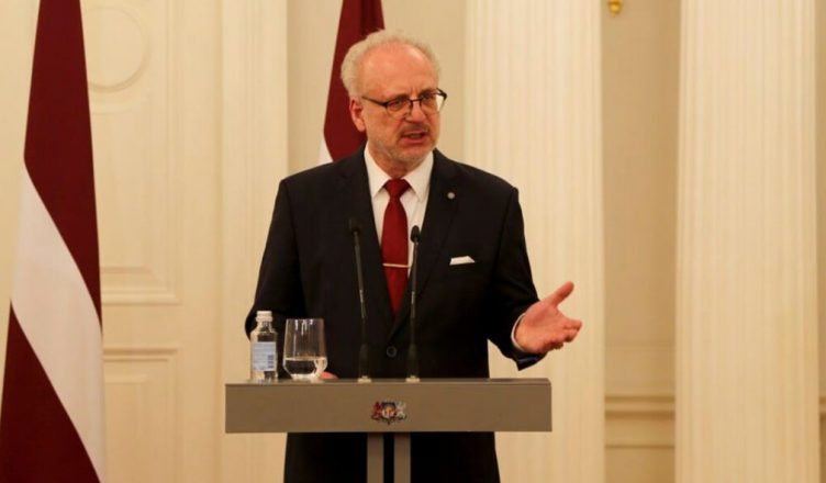 Президент Латвии за запрет выдавать туристические визы россиянам