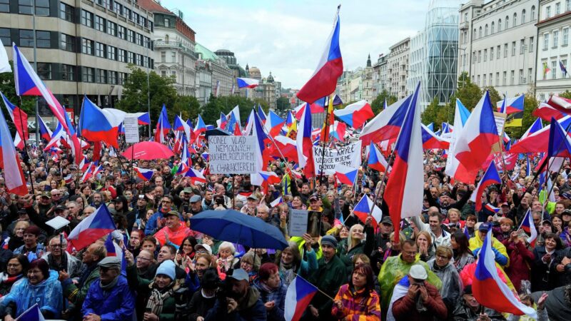 Европейцы митингуют против военной помощи Украине