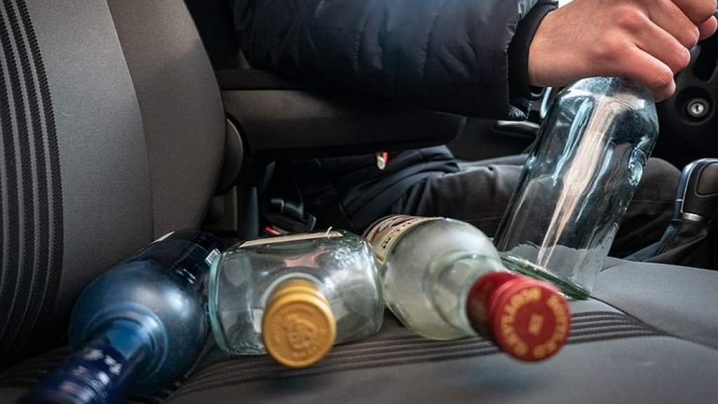 В России официально разрешили пить алкоголь в припаркованном автомобиле