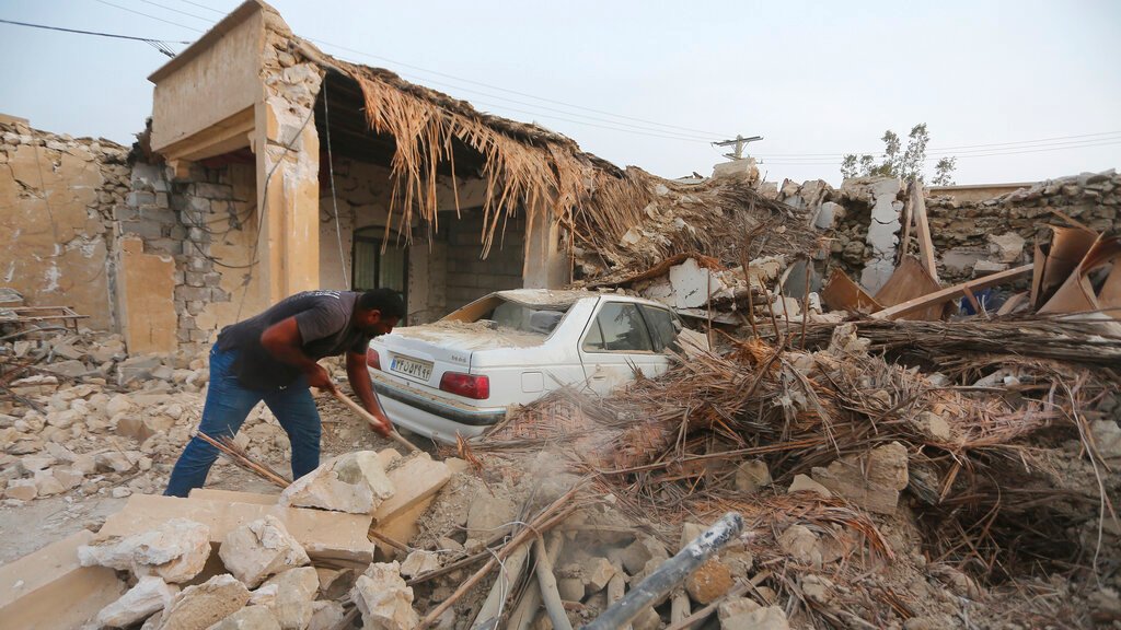 При землетрясении в Иране пострадало около 1000 человек