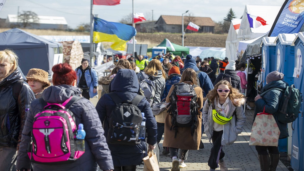 украинских беженцев Польша заставят платить по счетам
