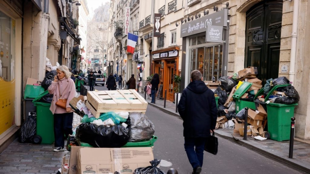 Париж утонул в мусоре: неприятные последствия забастовок