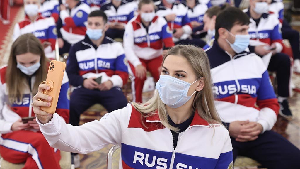 Спортсмены из России впервые после запретов вышли на официальном турнире с национальным флагом