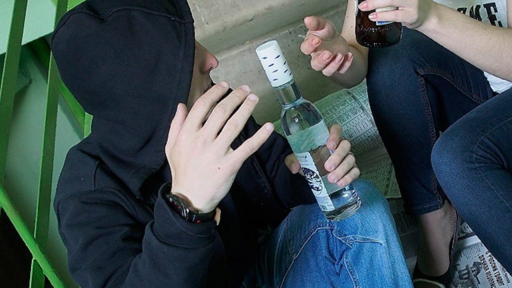 Подростки выпивают