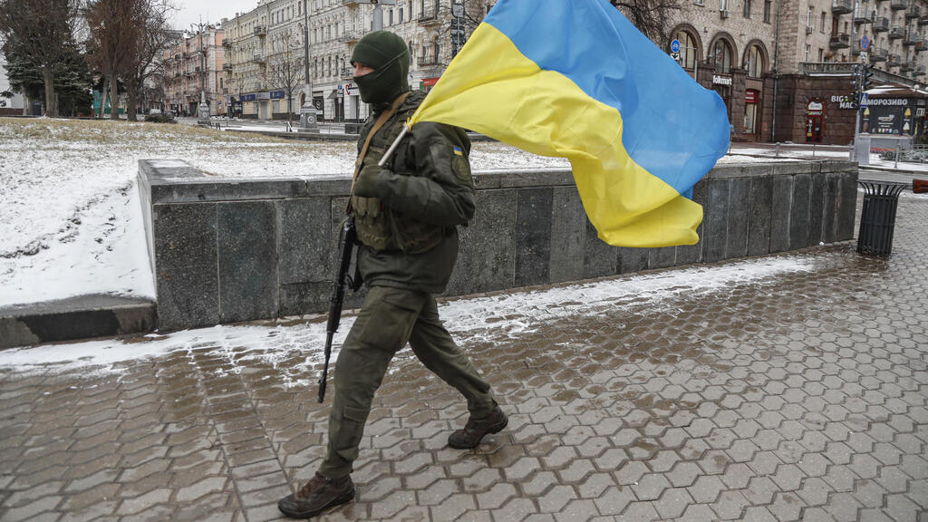 Военный ВСУ с флагом Украины