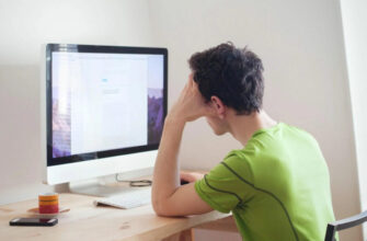 Молодой человек сидит за компьютером