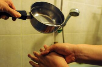 Мытье рук с ковшика