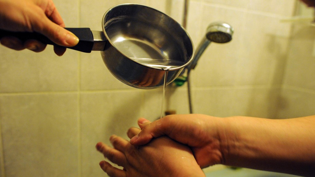 Мытье рук с ковшика
