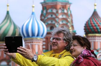 женщина и мужчина фотографируются на Красной площади